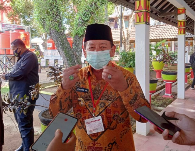 Wali Kota Bandar Lampung Herman HN saat ditanya soal penggunaan masker scuba, Rabu (23/9) | Foto : Sidik Aryono/Lampung Geh