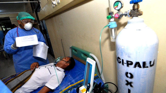 Tim medis yang menangani pasien terkena virus corona menggunakan pakaian pelindung diri saat simulasi memeriksa kondisi pasien di ruang isolasi Rumah Sakit Anutapura Palu, Sulawesi Tengah, Rabu 4 Maret 2020. Foto: Muh Rifki
