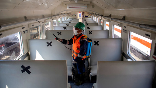 Petugas menyemprotkan cairan disinfektan di dalam gerbong kereta api serelo di stasiun Kertapati Palembang, Sumatera Selatan, Rabu (23/9). Foto: Nova Wahyudi/ANTARA FOTO