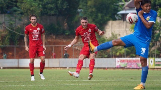 Laga uji tanding antara Persija Jakarta vs Bhayangkara FC. Foto: Media Persija