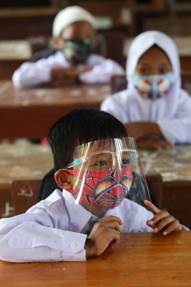 Siswa SD Negeri Garot di Aceh Besar diwajibkan memakai masker saat proses belajar tatap muka berlangsung dalam kelas, Rabu (23/9). Foto: Suparta/acehkini 