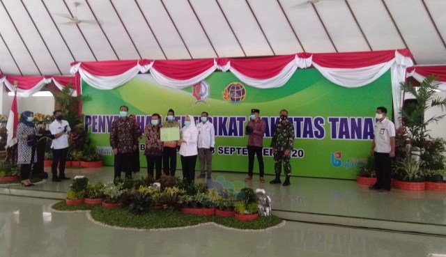 Kakanwil BPN Provinsi Jawa Timur, Ir H Jonahar MEc Dev, saat secara simbolis serahkan sertifika kepada Bupati Bojonegoro, Dr Hj Anna Muawanah. Rabu (23/09/2020)