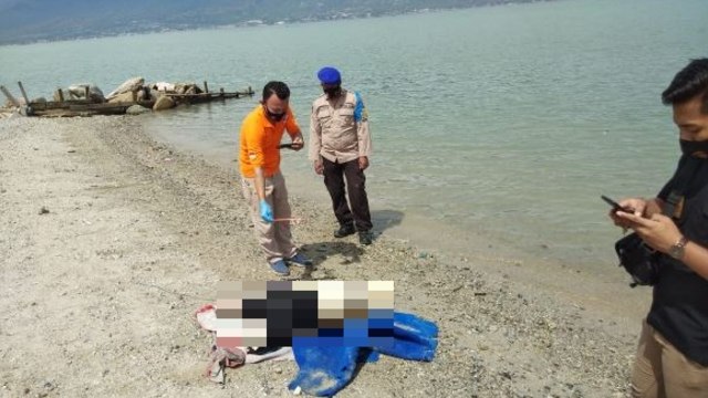 Tim Inafis Polres Palu saat melakukan olah TKP temuan mayat di pinggir pantai Palu, Rabu (23/9/2020). Foto Istimewa