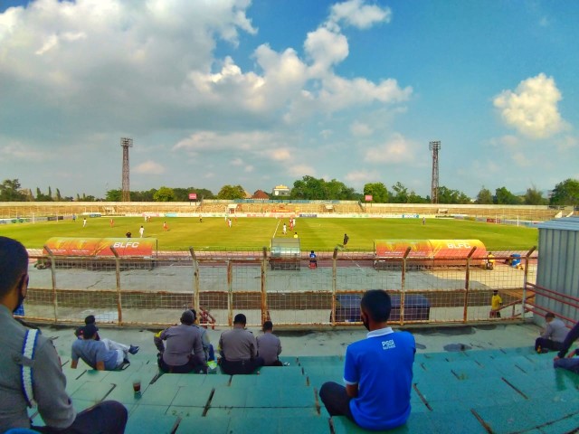 Suasana pertandingan Badak Lampung FC VS Sriwijaya FC di Stadion Sumpah Pemuda, Kota Bandar Lampung, Rabu (23/9) | Foto: Syahwa Roza Hariqo/Lampung Geh