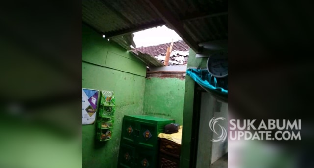 Salah satu atap rumah warga yang mengalami kerusakan akibat hujan angin yang mengguyur Sukabumi, Rabu (23/9/2020) sore. | Sumber Foto:Istimewa
