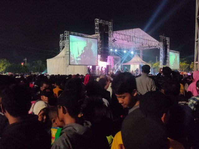 Ribuan Warga Hadiri Acara Dangdut yang Digelar Wakil Ketua DPRD Kota Tegal (568294)