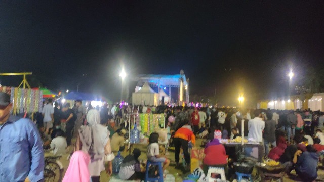 Ribuan Warga Hadiri Acara Dangdut yang Digelar Wakil Ketua DPRD Kota Tegal (568295)