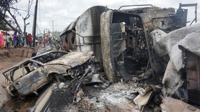 Warga melihat lokasi kerusakan akibat truk tanker gas meledak di Kogi, Nigeria, Rabu (23/9). Foto: Haruna Yahaya/REUTERS
