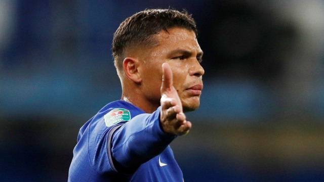 Pemain Chelsea Thiago Silva saat pertandingan melawan Barnsley pada pertandingan Piala Carabao di Stamford Bridge, London, Inggris. Foto: Neil Hall/REUTERS