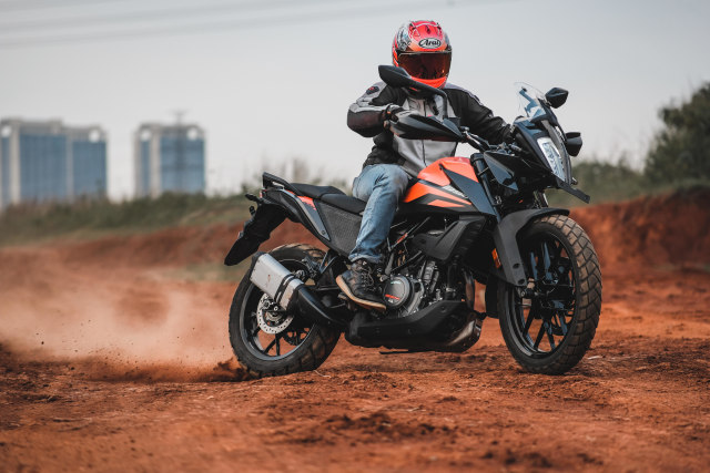 Mencoba KTM 390 Adventure di trek offroad. Foto: Bangkit Jaya Putra/kumparan