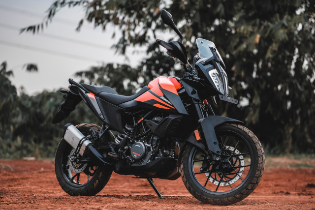 Tampilan samping KTM 390 Adventure. Foto: Bangkit Jaya Putra/kumparan