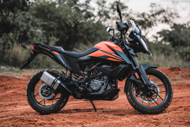 Komparasi Spesifikasi dan Fitur KTM 390 Adventure vs BMW G 310 GS, Unggul Mana? (11487)