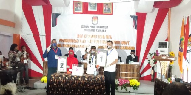 Kedua Pasangan Calon Saat Melakukan Foto Bersama saat pengambilan nomor urut