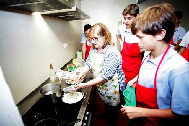 Pelajaran memasak untuk murid pria di Colegio Montecastelo, Spanyol. dok. Colegio Montecastelo