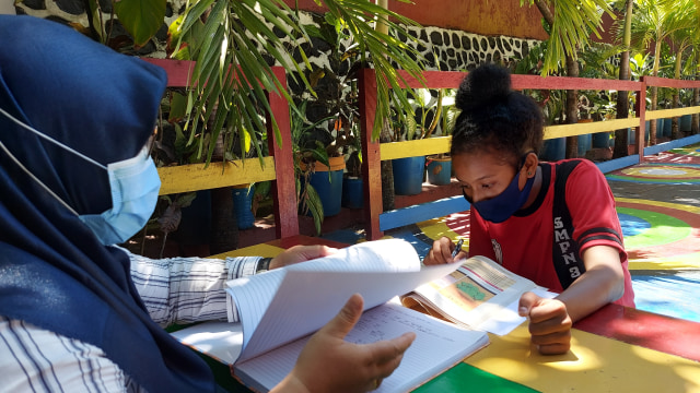 Mince Bisim, siswa SMP 3 Jayapura yang tetap belajar di tengah pandemi. (BumiPapua.com/Qadri Pratiwi)