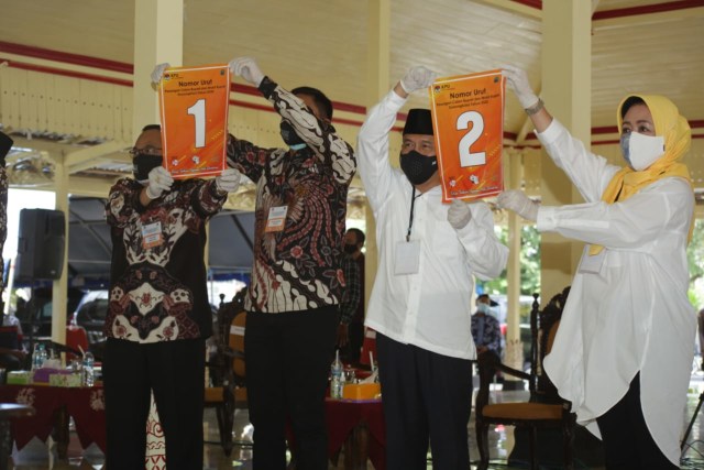 Sutrisna Wibawa - Mahmud Ardi Widanto dan Immawan Wahyudi - Martanti Soenar Dewi, yang menunjukkan nomor urut paslon Bupati dan Wakil Bupati Gunungkidul di Pilkada 2020, Kamis (24/9/2020). Foto: Erfanto/Tugu Jogja.