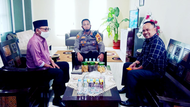 Pasangan Calon Wali Kota dan Wakil Wali Kota Ternate Muhammad Hasan Bay dan Mohammad Asghar Saleh, saat berkunjung ke Kapolres Ternate. Foto: Istimewa