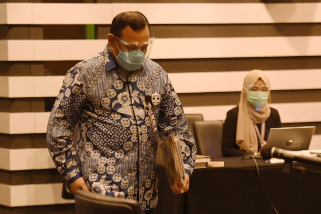 Gaya Ketua KPK Firli Bahuri saat menjalani sidang etik dengan agenda pembacaan putusan di Gedung ACLC KPK, Jakarta, Kamis (24/9/2020). Foto: Hafidz Mubarak A/Antara Foto