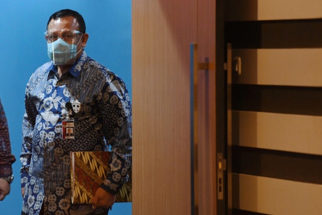 Ketua KPK Firli Bahuri menggunakan masker dan pelindung wajah saat menjalani sidang etik dengan agenda pembacaan putusan di Gedung ACLC KPK, Jakarta. Foto: Hafidz Mubarak A/Antara Foto