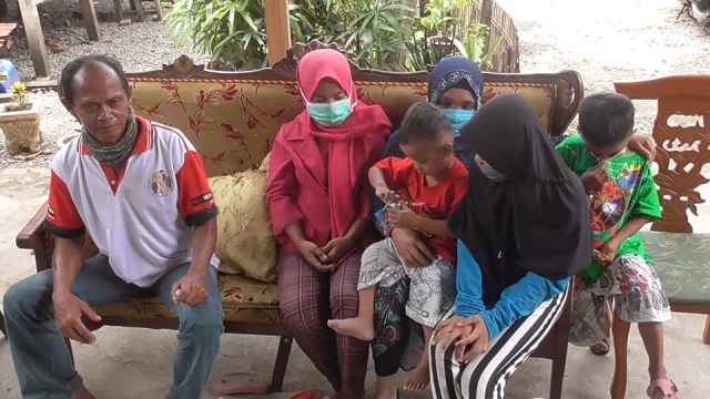 Momen pertemuan 4 kakak beradik di Polewali Mandar, Sulawesi Barat, dengan ayah kandung dan nenek mereka. Foto: Dok. Istimewa