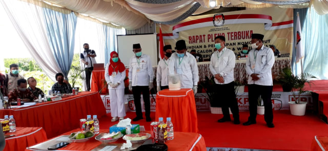 Foto: Kejadian Aneh Saat Pencabutan Nomor Urut di KPU Sula, Maluku Utara (139591)