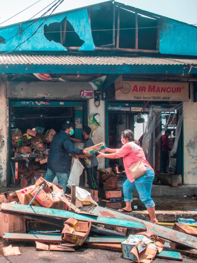 Pedagang mengambil barang dagangannya usai kebakaran di Pasar Cempaka Putih, Jakarta. Foto: Aprillio Akbar/Antara Foto