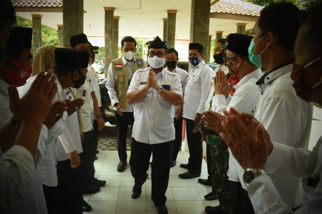 Bupati Cirebon Imron Rosyadi saat menggelar kunjungan kerja di Kecamatan Depok, Kabupaten Cirebon. (Juan)