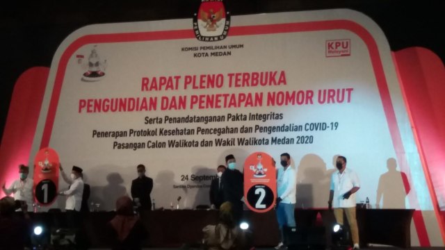 Proses pengundian nomor urut paslon Wali Kota dan Wakil Wali Kota Medan. Foto: Sumut News.