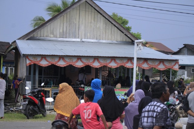 Ilustrasi aksi warga ke kantor Kepala Desa Padang Seurahet, Aceh Barat untuk protes BLT COVID-19. Foto: Siti Aisyah/acehkini 