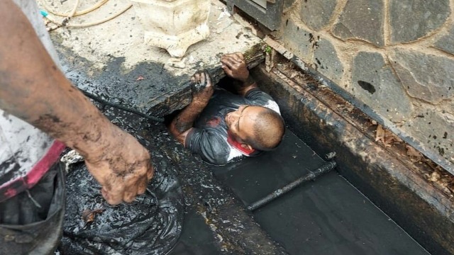 Deny Kurniawan, warga Bintara, Bekasi Barat membersihkan saluran air. Foto: Dok. Istimewa