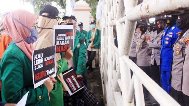 Aksi demonstrasi ratusan mahasiswa di Padang dalam rangka memperingati Hari Tani Nasional (Foto: Irwanda/Langkan.id)