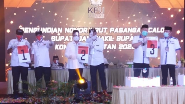 3 pasang calon Bupati dan Wakil Bupati Konawe Selatan menunjukkan nomor urut masing-masing usai pencabutan nomor urut. Foto: Abdillah/kendarinesia.
