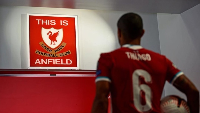 Thiago Alcantara berpose di bawah logo ikonik 'This Is Anfield'. Foto: Instagram/@liverpoolfc