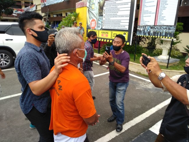Pelaku saat diamankan di Polrestabes Medan. Foto: Sumut News.