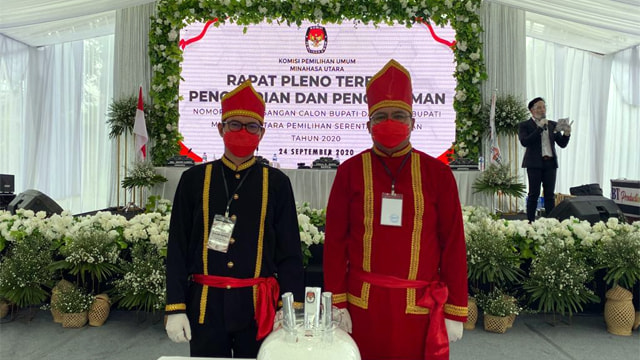 Baju adat yang digunakan oleh Pasangan Calon Bupati dan Wakil Bupati Minahasa Utara, Joune Ganda-Kevin W Lotulung saat pengundian nomor urut untuk Pilkada Minut