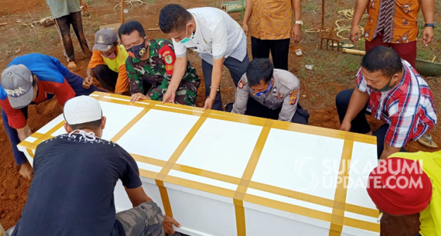 Pemakaman jenazah seorang ODGJ di TPU Cilalay Desa Citanglar Kecamatan Surade. | Sumber Foto:ISTIMEWA