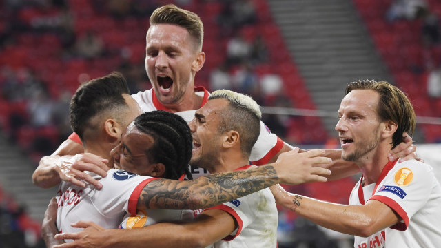 Selebrasi pemain Sevilla usai mencetak gol. Foto: Attila Kisbenedek/REUTERS