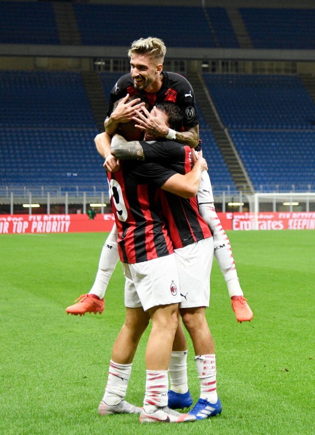 Selebrasi pemain AC Milan usai mencetak gol ke gawang Bodo/Glimt pada pertandingan kualifikasi Liga Europa di San Siro, Milan, Italia. Foto: Daniele Mascolo/REUTERS