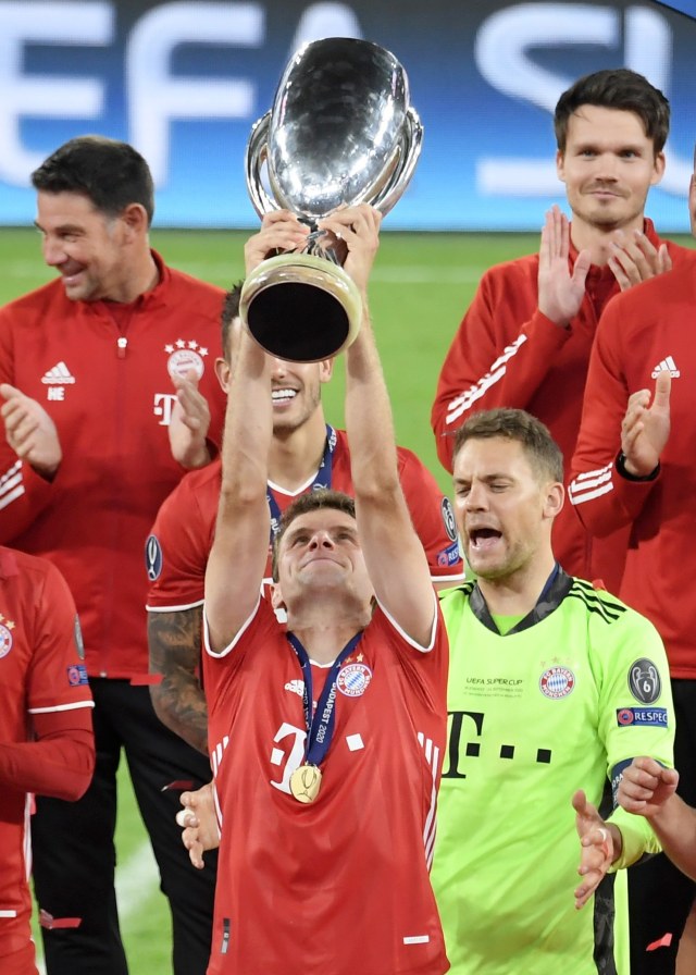 Pemain Bayern Muenchen merayakan gelar juara Piala Super Eropa 2020 usai mengalahkan Sevilla di Puskas Arena, Budapest, Hungaria. Foto: Attila Kisbenedek/REUTERS