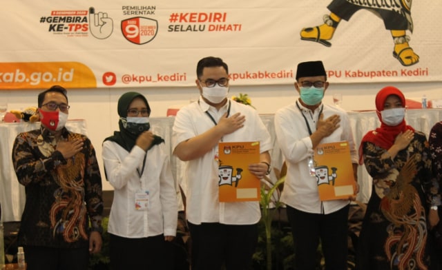 Paslon Dhito-Dewi usai penetapan tata letak gambar pada surat suara Pilkada Kabupaten Kediri. 
