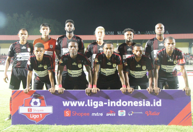 Tim Persipura Jayapura saat berfoto bersama di Stadion Mandala Kota Jayapura. Foto: Bumi Papua for Kumparan