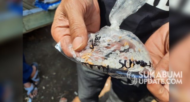 Biji plastik yang ditemukan di Desa Sukaratu Kecamatan Bojongpicung. | Sumber Foto:Deden Abdul Aziz
