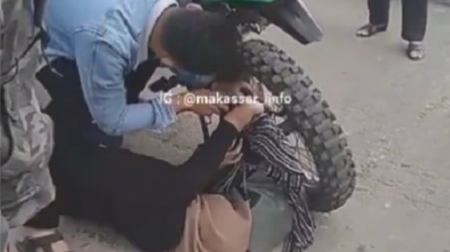 Selendang Terlilit Ban Motor Trail, Tangan Wanita Ini Ikut Nyangkut Bikin Ngilu (535212)