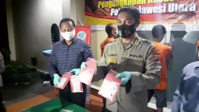 Kepolisian Daerah Sulawesi Utara saat menggelar rilis keterangan pers terkait penangkapan tiga orang sindikat pengedar narkoba antar Provinsi