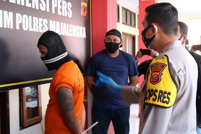 Pelaku pencurian baterai operator seluler yang diamankan jajaran Satreskrim Polres Majalengka, Jawa Barat. (Oki Kurniawan)