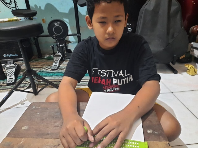 Tegar Maulana Razzak, siswa kelas 4 SLB A YPAB Tegalsari Surabaya. Foto: Masruroh/Basra﻿