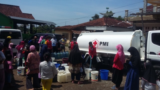 PMI distribusikan 5000 liter air bersih untuk korban terdampak banjir bandang di Kab. Sukabumi. Foto: PMI