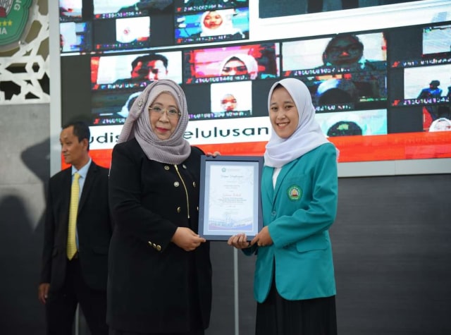 Dinar Dhea Safitri, Lulusan Terbaik Prodi Akuntansi FEB Unisma, menerima penghargaan dari Dekan FEB Unisma. Foto: dok
