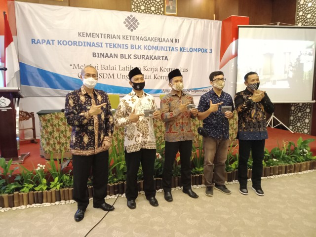 Melanjutkan program Presiden Jokowi untuk meningkatkan SDM dalam negeri, Kemnaker RI memberikan bantuan program pelatihan kepada sejumlah santri dari Jateng, Jatim, dan DIY yang dibina secara langsung oleh Balai Latihan Kerja Surakarta