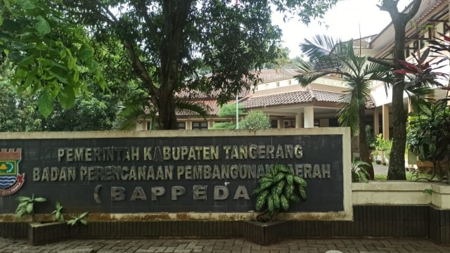 Gedung Bappeda Kabupaten Tangerang ditutup sementara setelah satu pegawainya terpapar corona. Foto: Dok. Istimewa